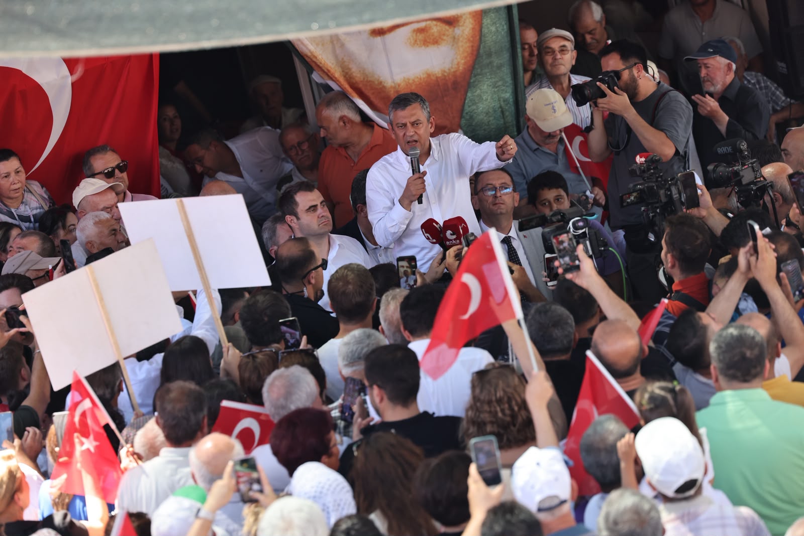 Özgür Özel, İzmir'in Beydağ ilçesinde bir köy kahvehanesinin sandalyesi üzerine