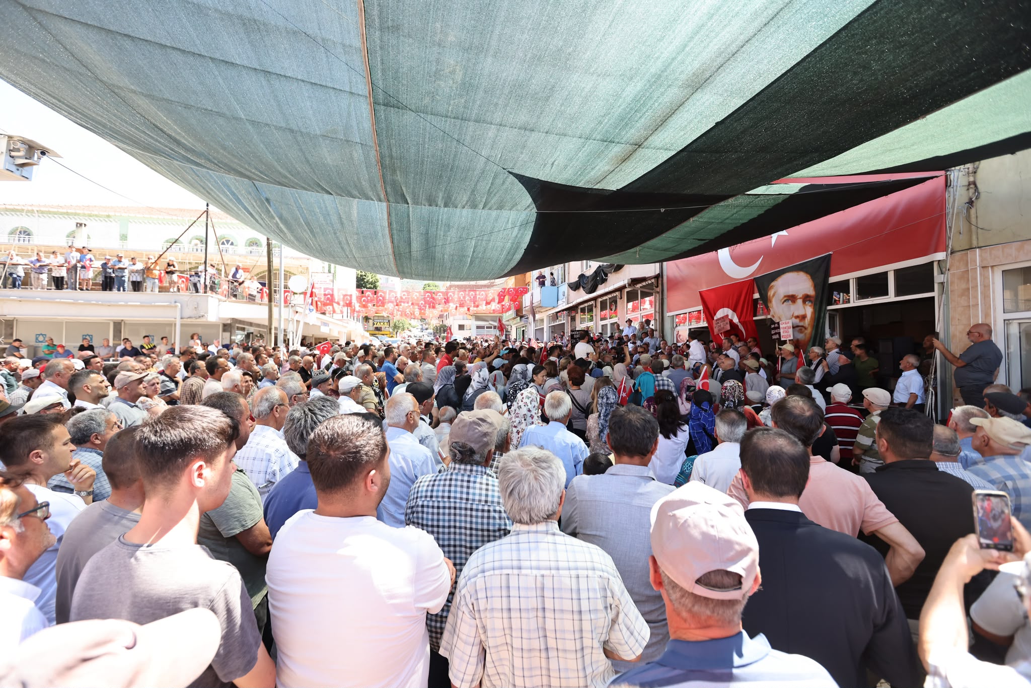 Özgür Özel, Beydağ'da sandalye üstünde: “Ya partimizi geri alacağız ya yeni bir yol açacağız"
