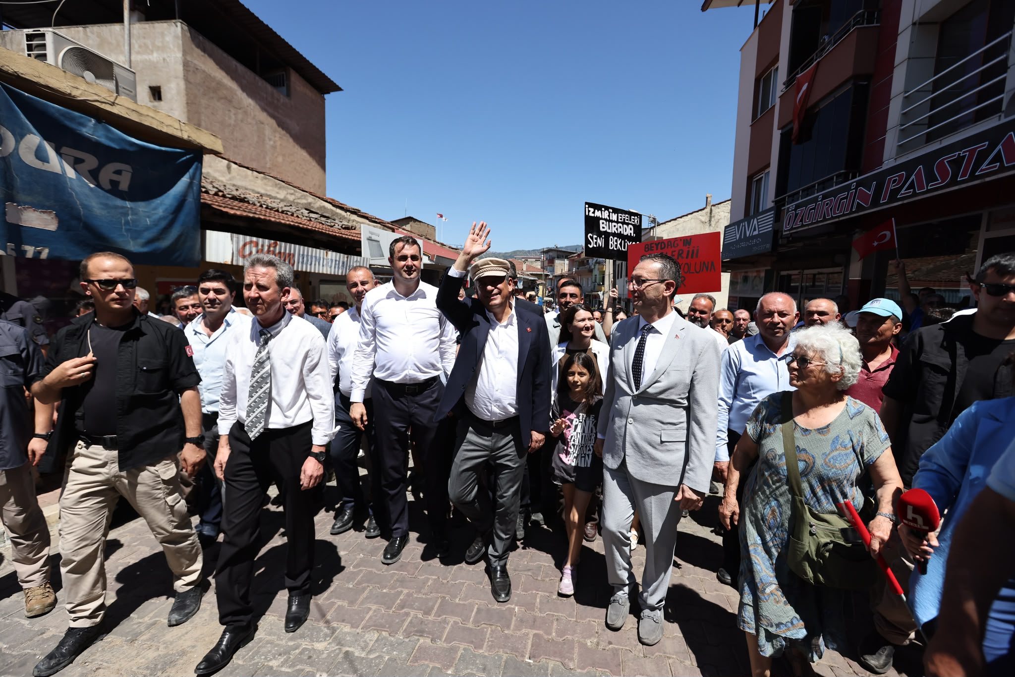 Özgür Özel, Beydağ'da sandalye üstünde: “Ya partimizi geri alacağız ya yeni bir yol açacağız"