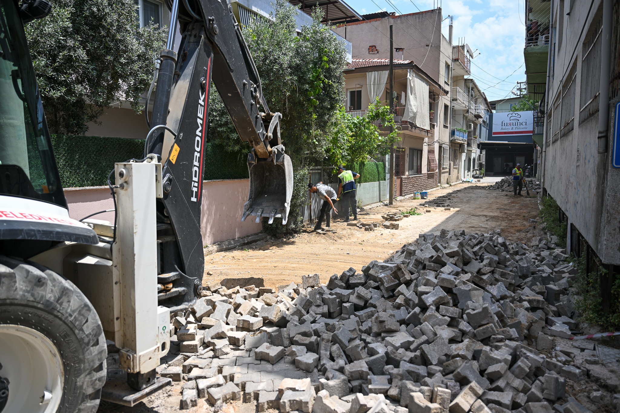 Bornova Belediye Başkanı Ömer Eşki, Çamdibi’nin kalbinde düğmeye bastı. Yıllardır