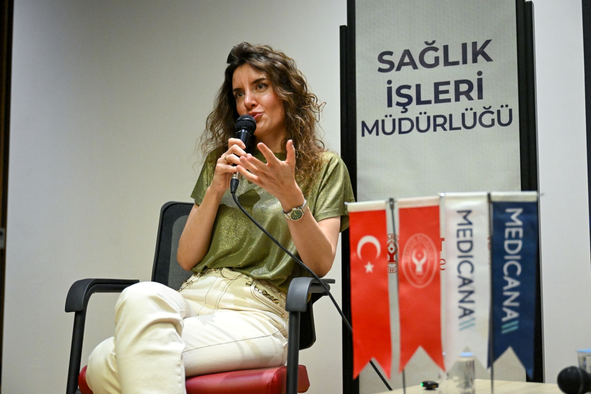 Uzmanlar Bornova’da açıkladı: Kadınlar 'her şeye yetişme' çabasında kendini unutuyor!