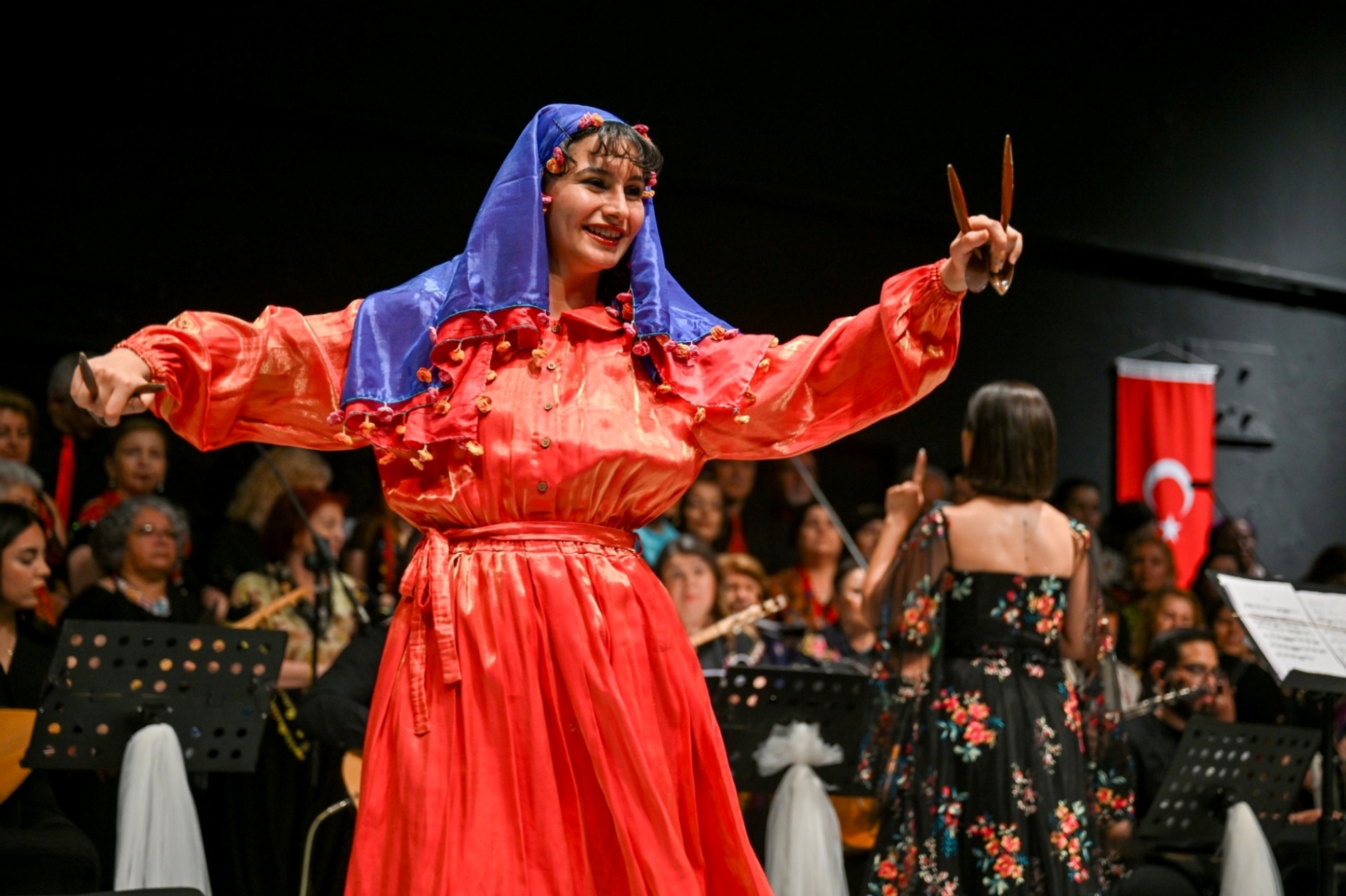 Bornova Belediyesi tarafından düzenlenen 5. Bornova Halk Dansları Festivali, “Kaşıkların