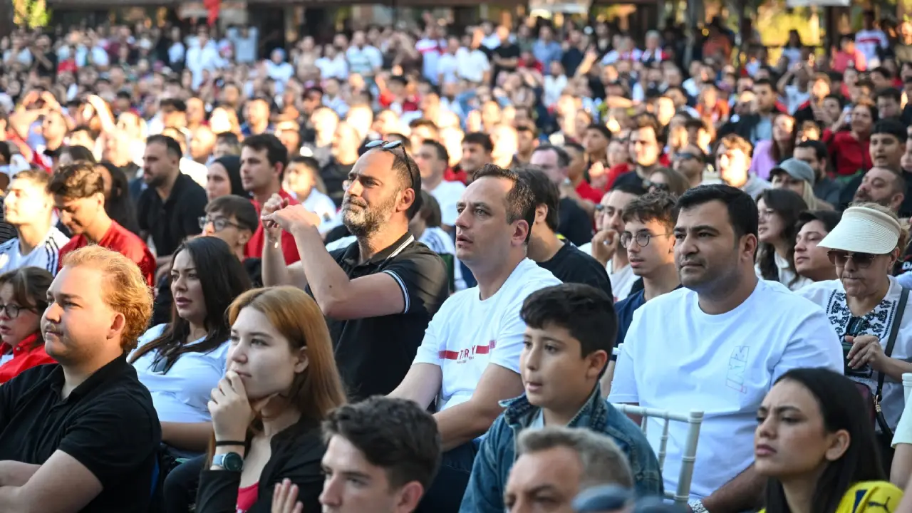 Bornova’da Milli heyecan dev ekranlarda yaşanacak! 1 Bornova’da Milli heyecan dev ekranlarda yaşanacak!