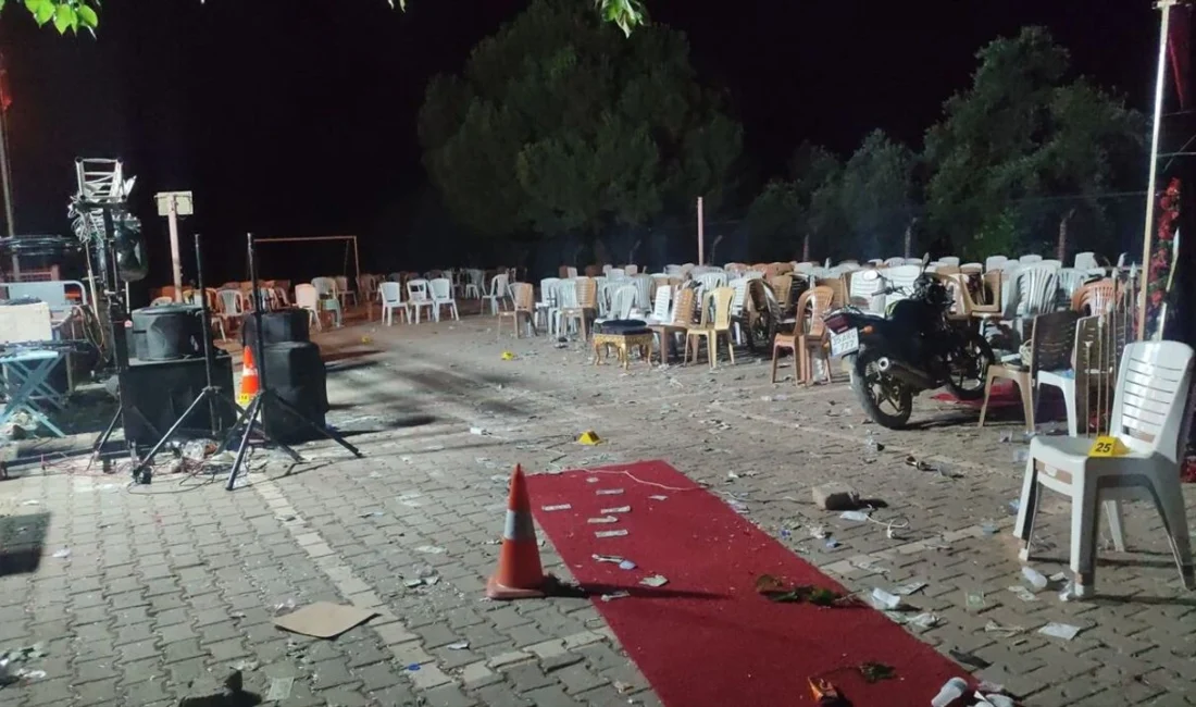 İzmir'in Ödemiş ilçesinde bir okul bahçesinde düzenlenen kına gecesi eğlencesi