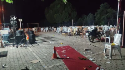 İzmir'in Ödemiş ilçesinde bir okul bahçesinde düzenlenen kına gecesi eğlencesi