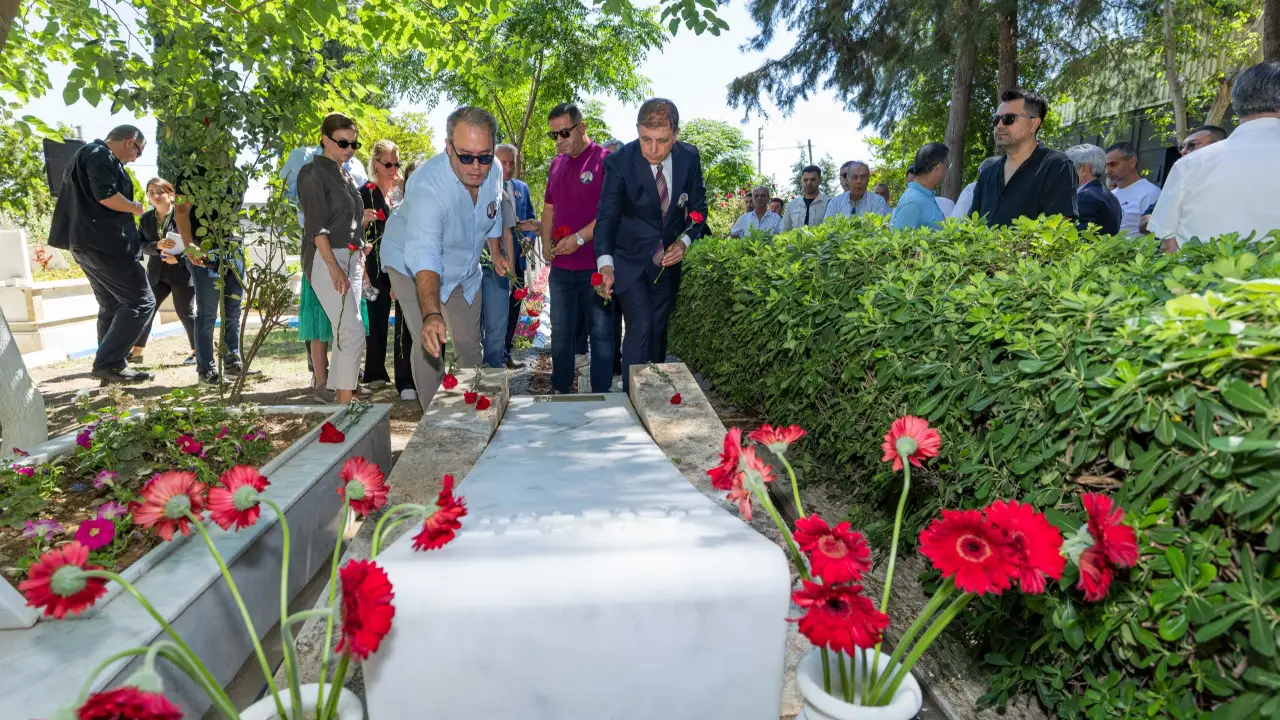 İzmir efsane başkanını unutmadı: Ahmet Piriştina vefatının 22. yılında mezarı başında anıldı