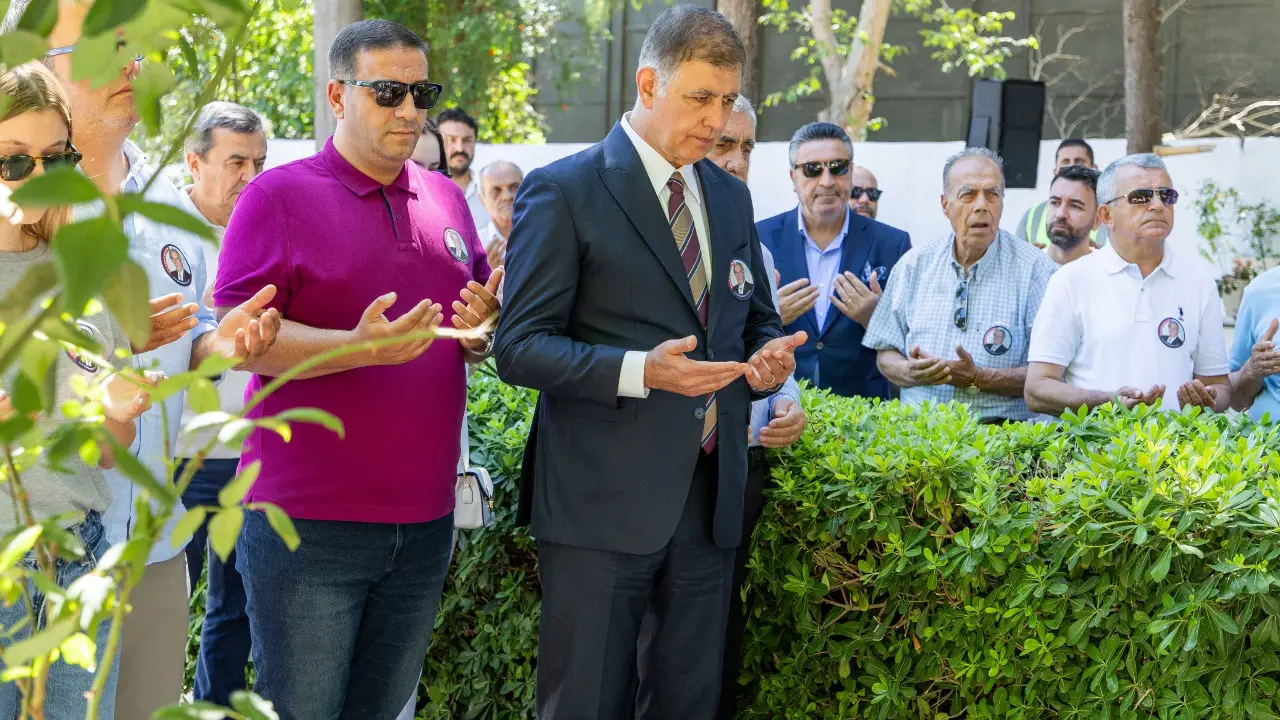 İzmir efsane başkanını unutmadı: Ahmet Piriştina vefatının 22. yılında mezarı başında anıldı