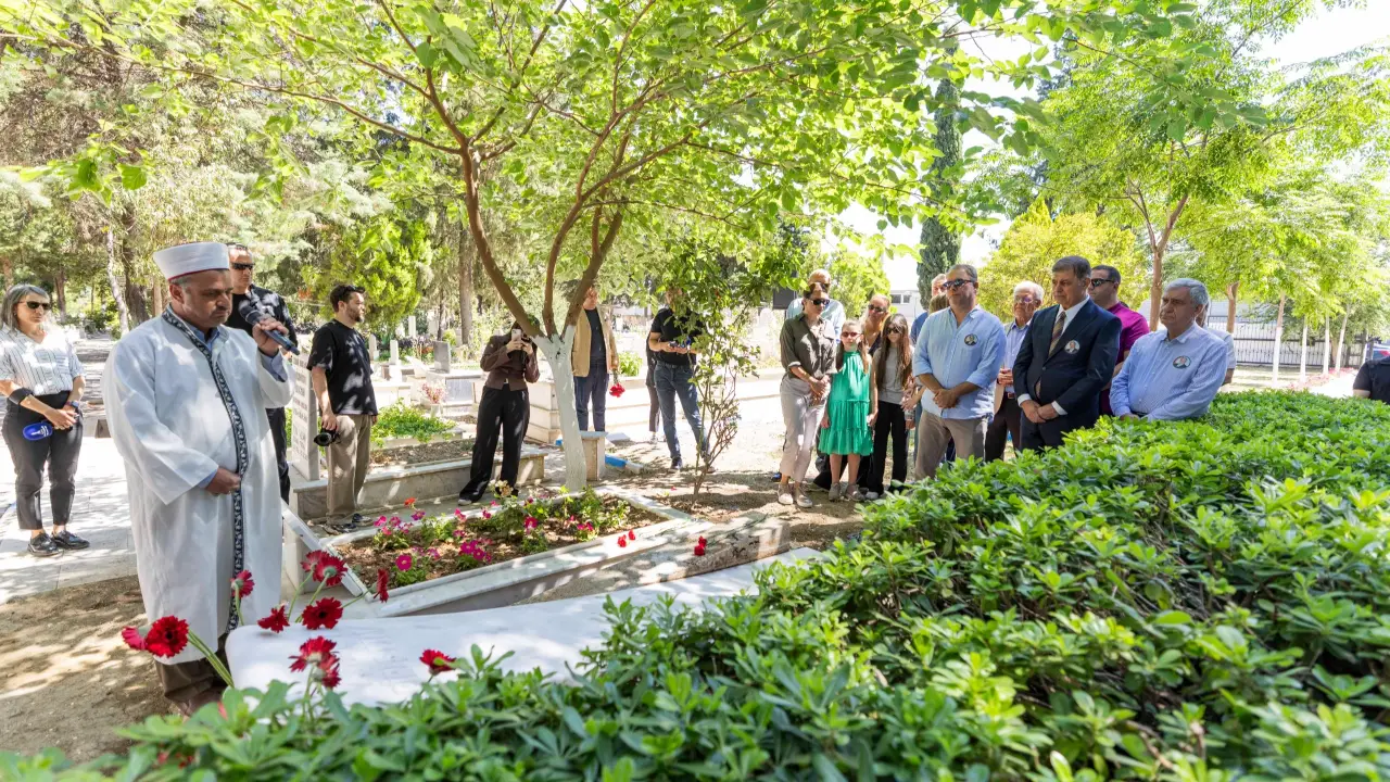İzmir efsane başkanını unutmadı: Ahmet Piriştina vefatının 22. yılında mezarı başında anıldı