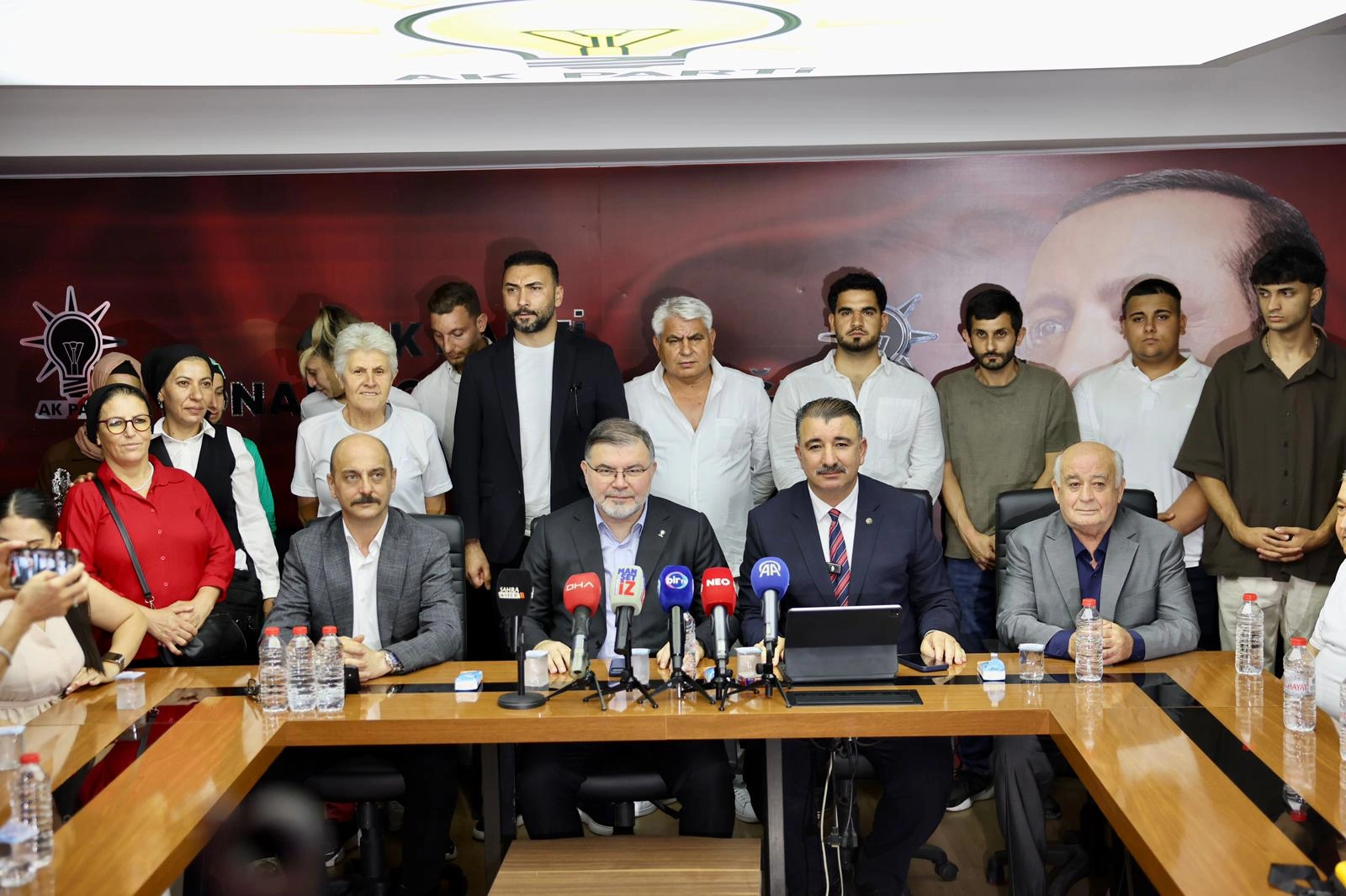 AK Partili Saygılı, farklı partilerden AK Parti'ye katılan 300 kişiye rozet taktı