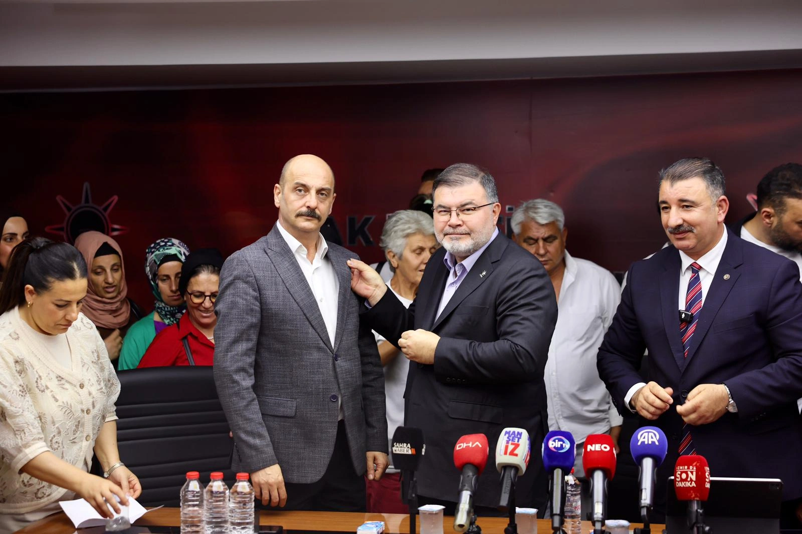 AK Partili Saygılı, farklı partilerden AK Parti'ye katılan 300 kişiye rozet taktı