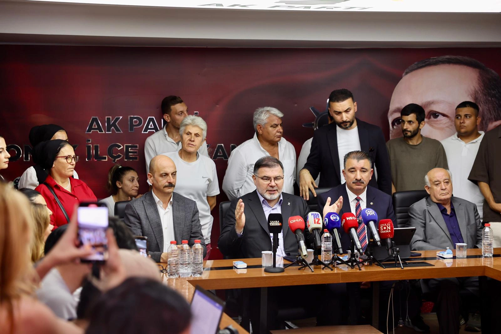 AK Partili Saygılı, farklı partilerden AK Parti'ye katılan 300 kişiye rozet taktı