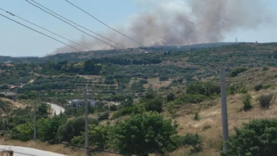 İzmir’in Çeşme ilçesinde çöplük alanda başlayıp rüzgarın etkisiyle makilik alana