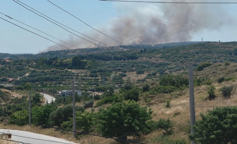 İzmir’in Çeşme ilçesinde çöplük alanda başlayıp rüzgarın etkisiyle makilik alana