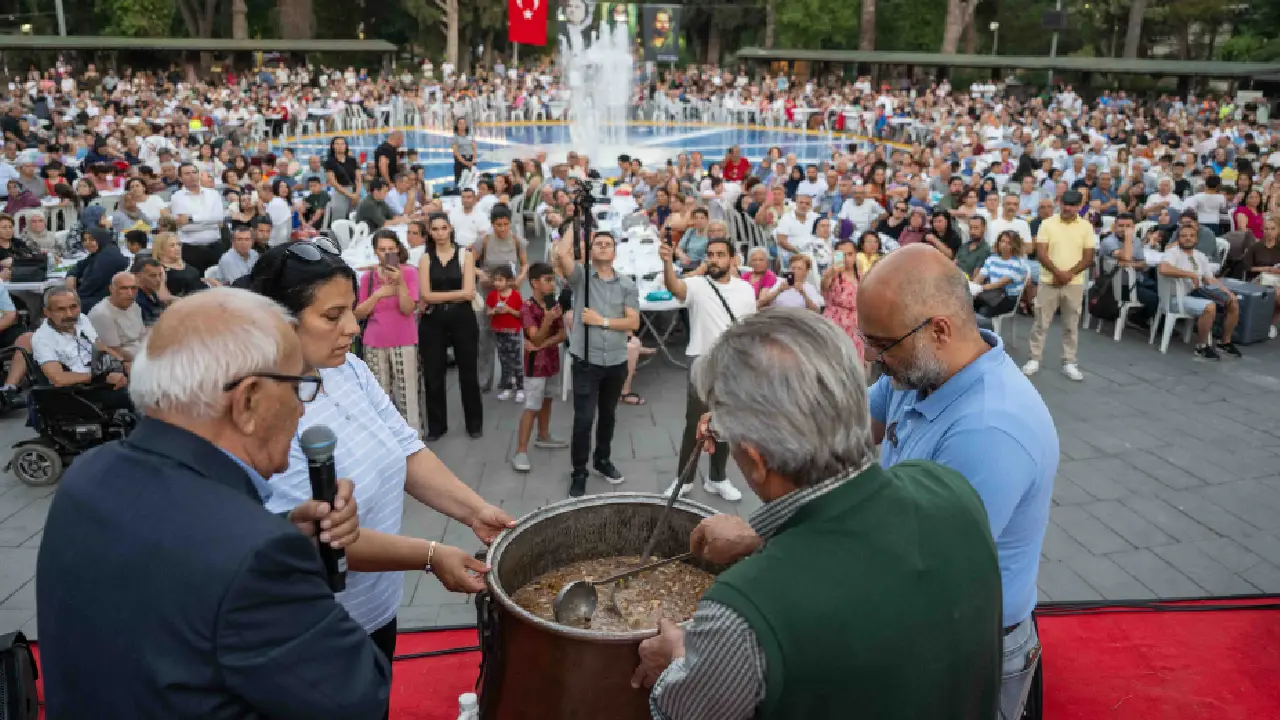 Bornova'da canlar bir oldu: 3500 kişilik dev sofrada ayrımcılığa geçit yok!