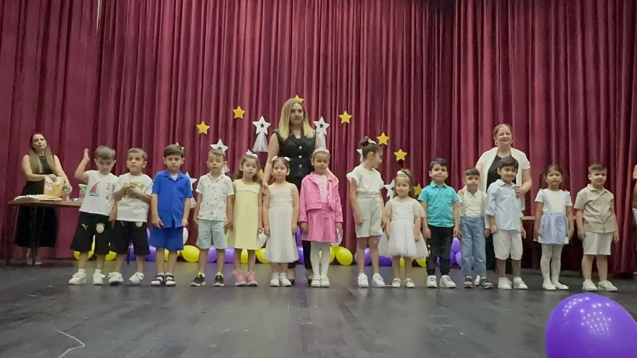 Bornova’da miniklerin belge coşkusu: Geleceğin yıldızları mezun oldu! 2 Bornova’da miniklerin belge coşkusu: Geleceğin yıldızları mezun oldu!
