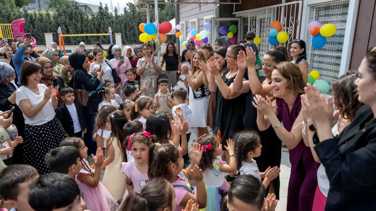 Bornova’da miniklerin belge coşkusu: Geleceğin yıldızları mezun oldu! 4 Bornova’da miniklerin belge coşkusu: Geleceğin yıldızları mezun oldu!