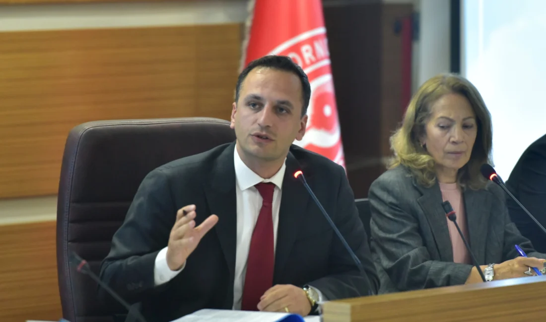 Bornova Belediye Meclisi'nde tırmanan kaçak yapı tartışmalarına Başkan Ömer Eşki'nin