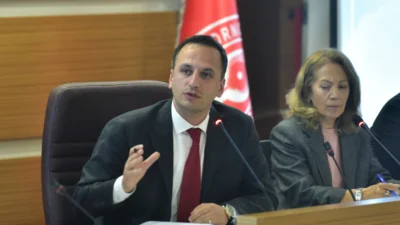 Bornova Belediye Meclisi'nde tırmanan kaçak yapı tartışmalarına Başkan Ömer Eşki'nin