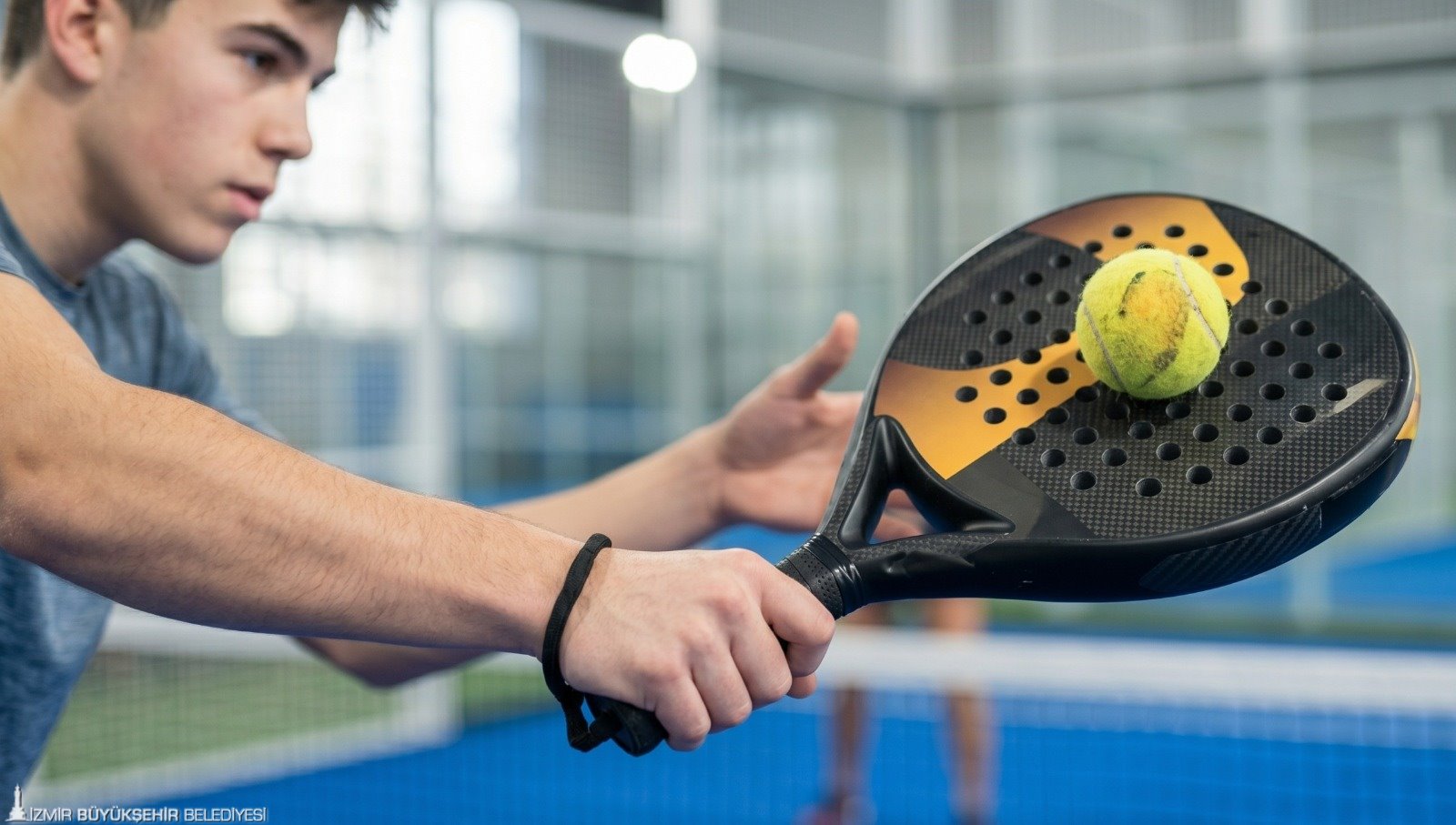 Spor tutkunlarının yeni gözdesi padel için İzmir Büyükşehir Belediyesi düğmeye