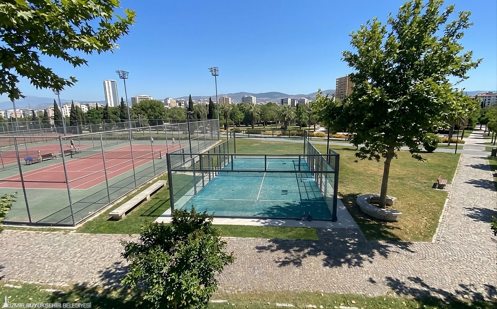 Bostanlı Sahili'ne "cam kaplı" yeni spor arenası: Padel heyecanı İzmir'de 3 Bostanlı Sahili'ne "cam kaplı" yeni spor arenası: Padel heyecanı İzmir'de