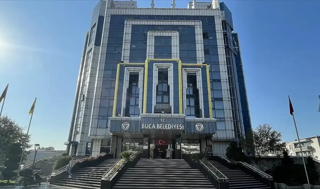 İzmir merkezli yürütülen yolsuzluk soruşturmasında adliyeye sevk edilen 54 şüpheliden