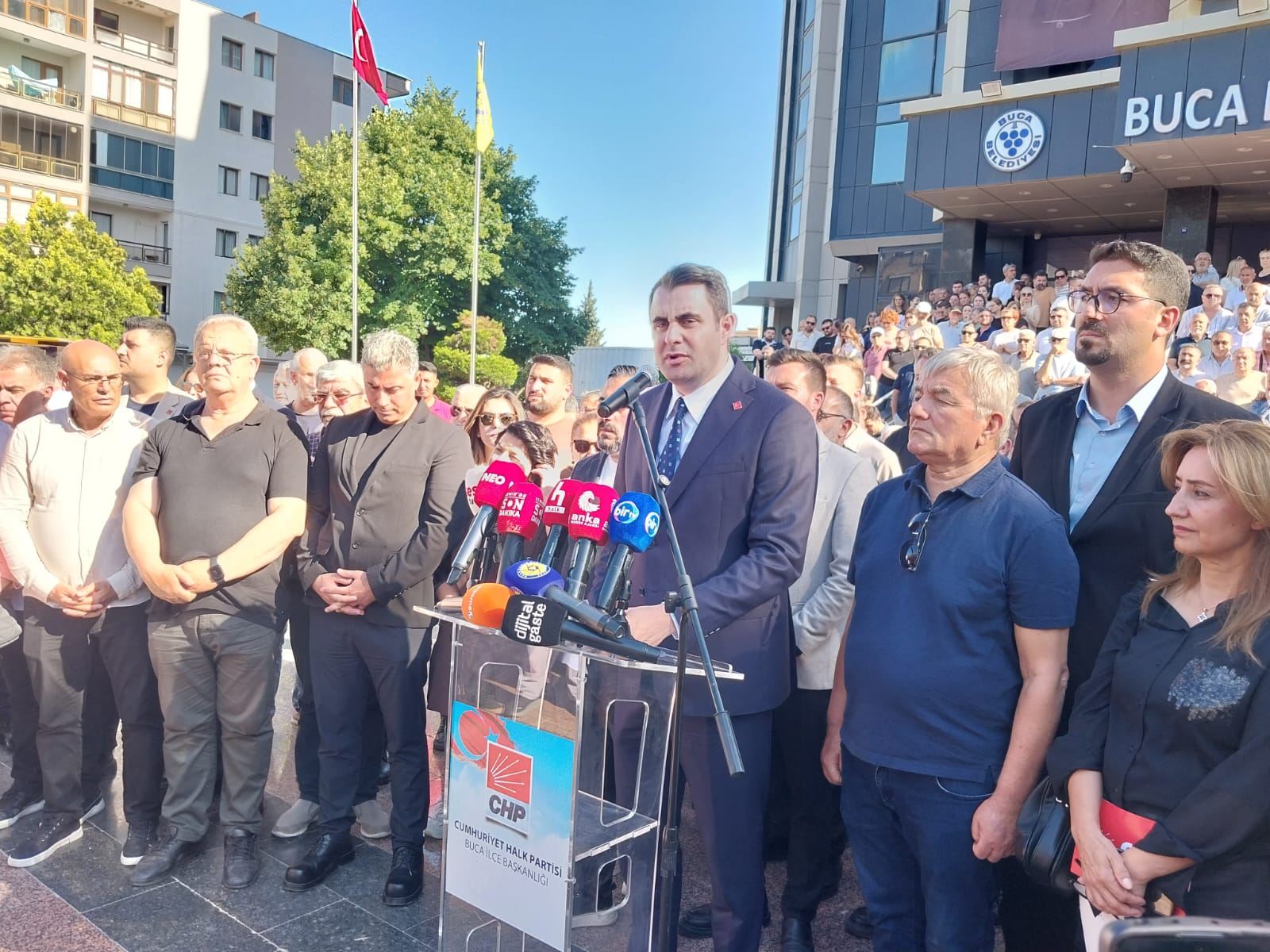 CHP İzmir'den belediye operasyonlarına tepki: 'Algı yaratmaya çalışıyorlar'