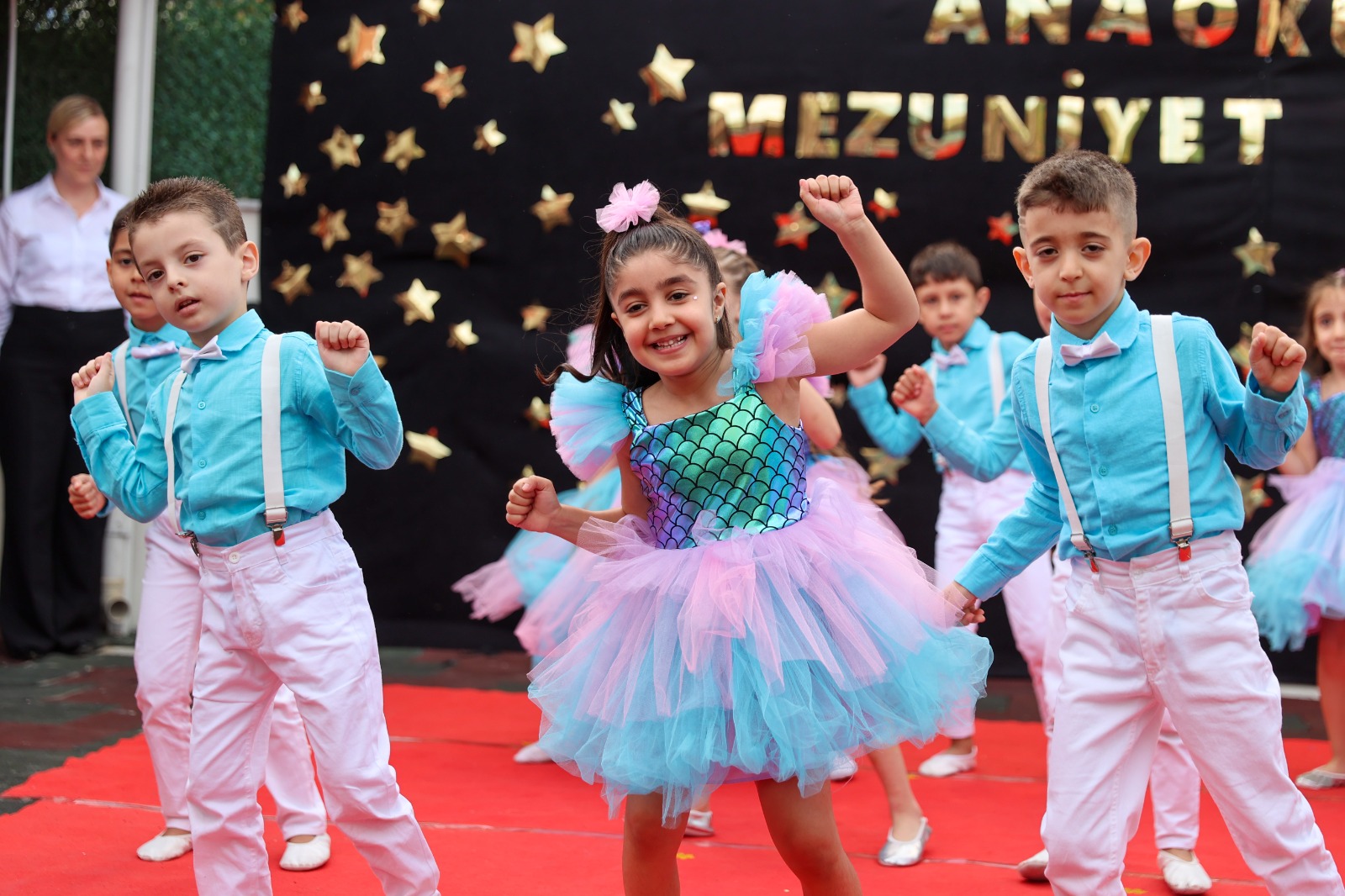 Sahneye çıkıp kep attılar... Çınar Anaokulları’nda mezuniyet coşkusu