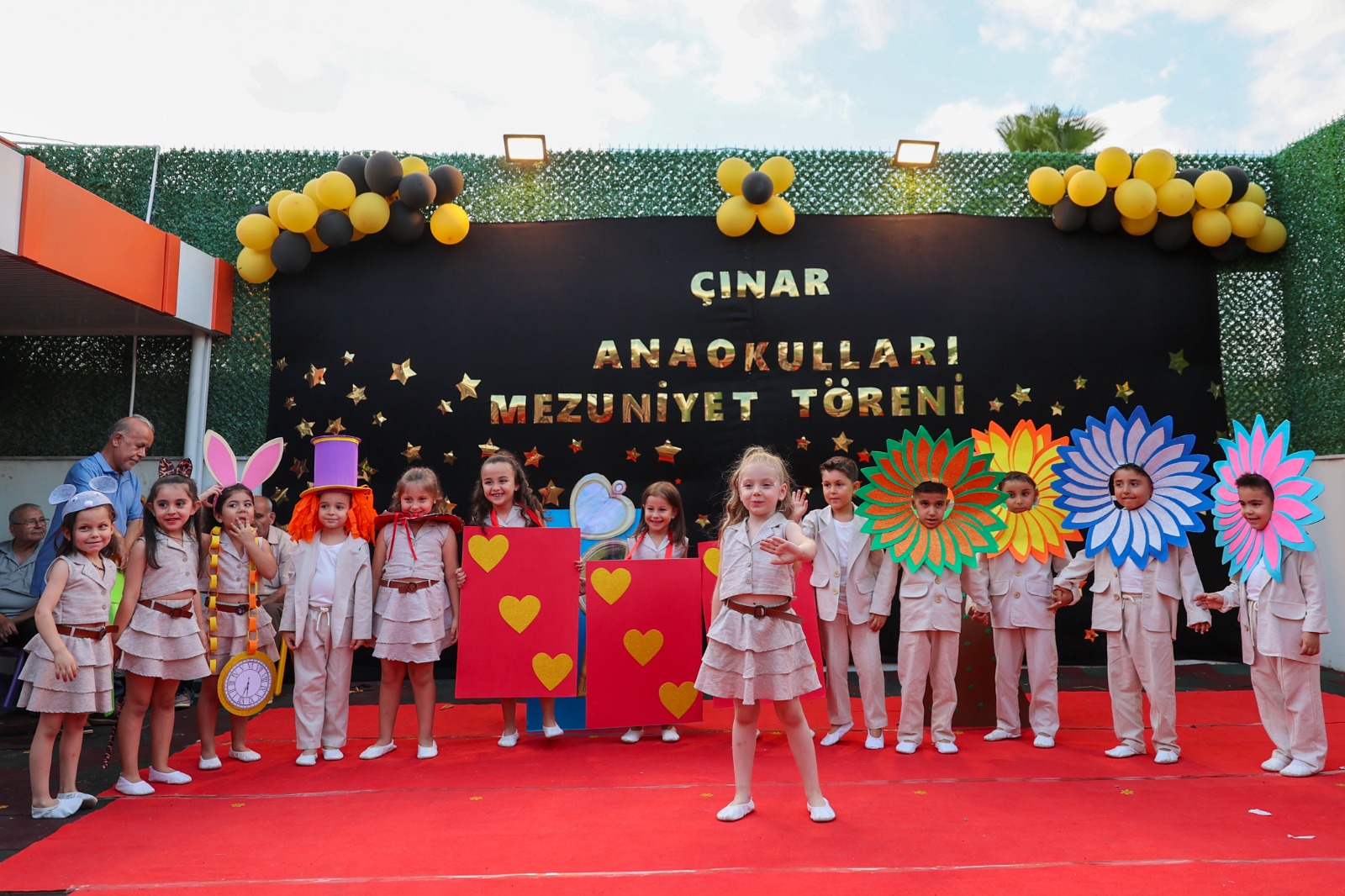 Sahneye çıkıp kep attılar... Çınar Anaokulları’nda mezuniyet coşkusu