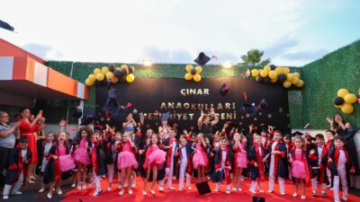 Buca Belediyesi Çınar Anaokulları’nda eğitimlerini tamamlayan minikler, düzenlenen mezuniyet töreninde