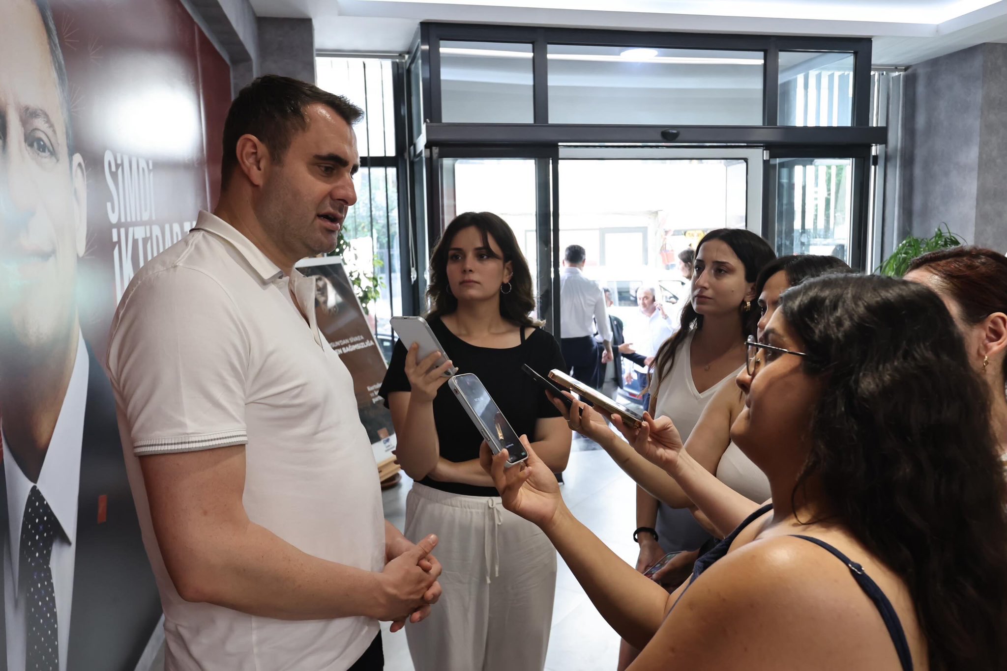 CHP İzmir İl Başkanı Çağatay Güç: 'Kafasına göre gelene kapıyı açmayız' 1 CHP İzmir İl Başkanı Çağatay Güç: 'Kafasına göre gelene kapıyı açmayız'