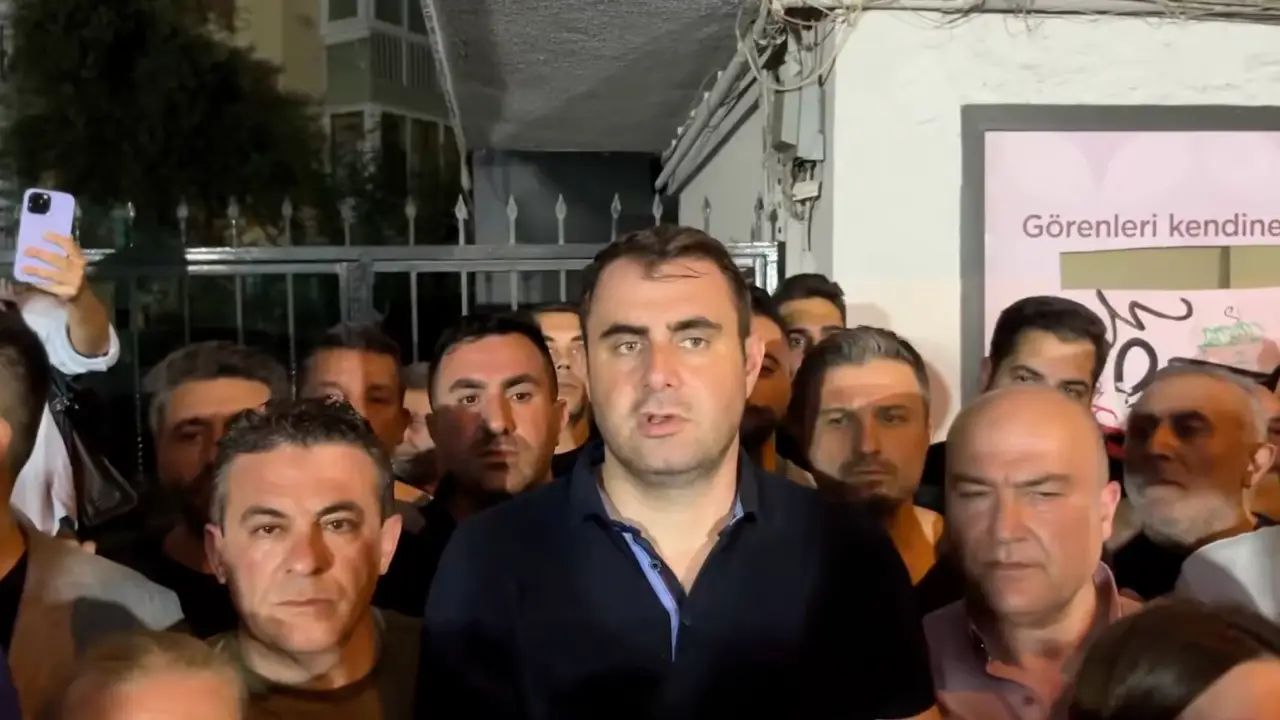 CHP İzmir'de 'mutlak butlan' arbedesi: Utku Gümrükçü polisle içeri girdi 4 CHP İzmir'de 'mutlak butlan' arbedesi: Utku Gümrükçü polisle içeri girdi
