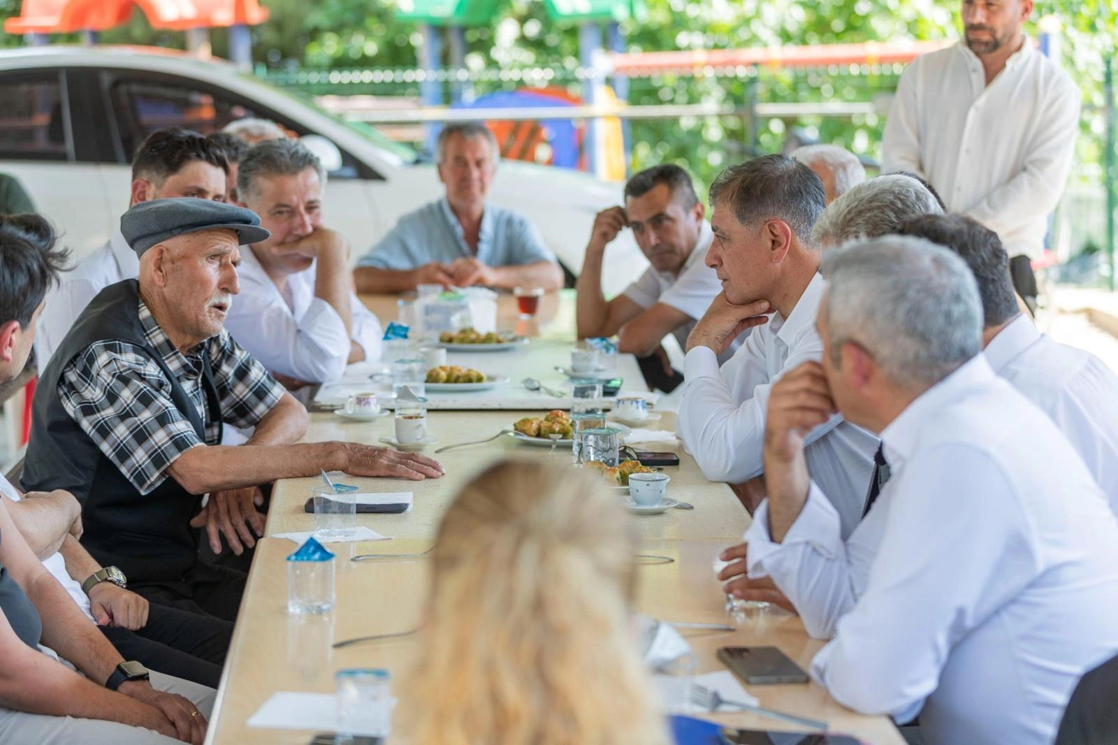 Başkan Tugay Küçük Menderes turunda: Hizmet rotasını en uzak ilçeden  çizdi