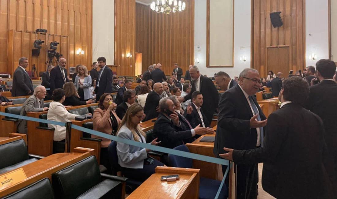 Mahkemenin "mutlak butlan" kararı sonrası CHP Genel Merkezi polis eliyle