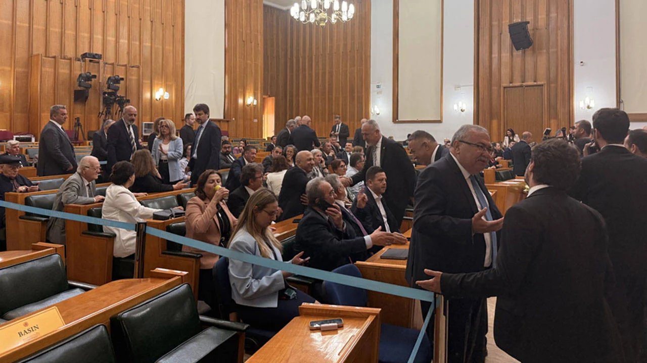 CHP'de mutlak butlan kararı sonrası ilk grup toplantısı: Salon saatler önce doldu