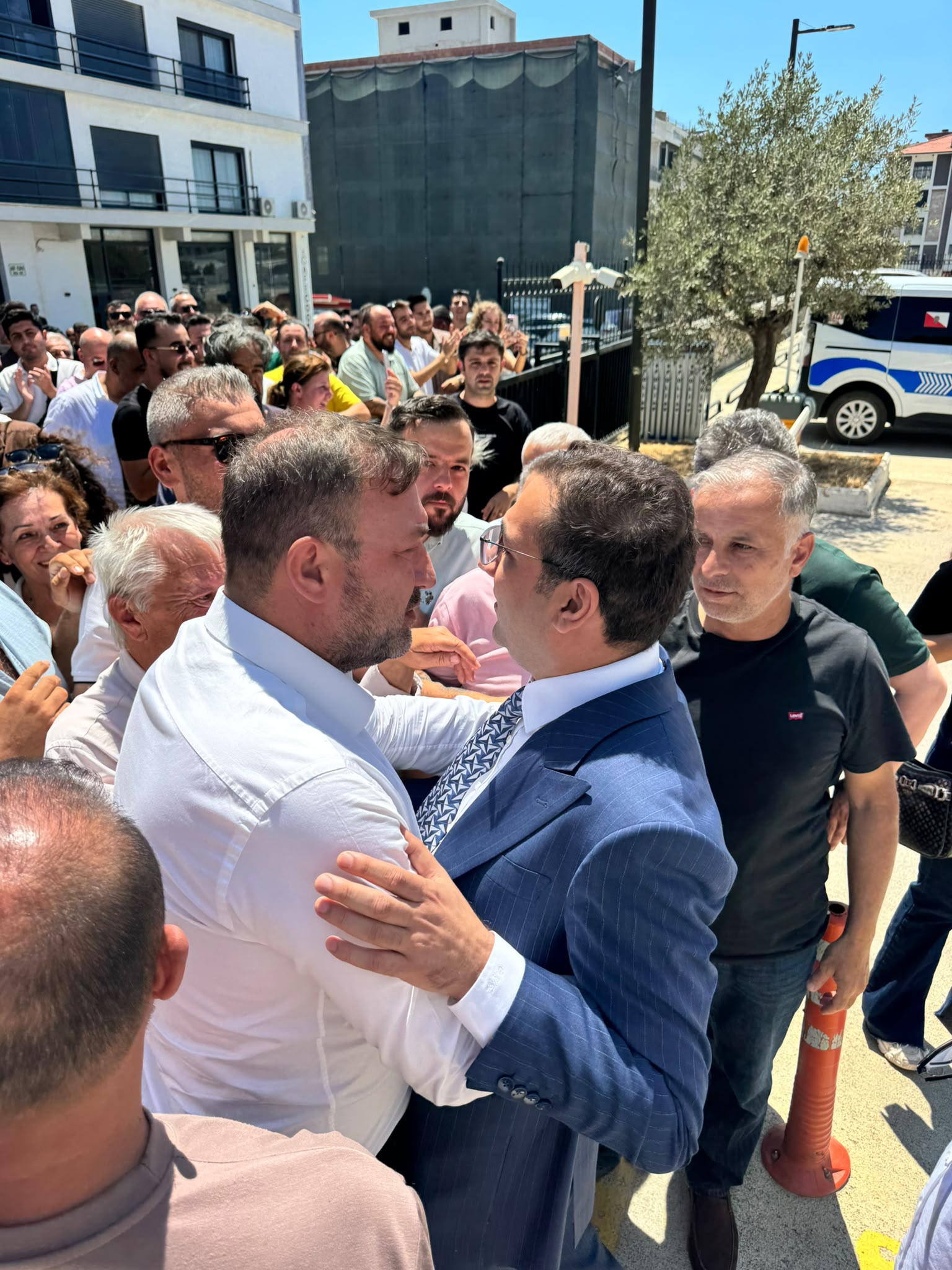 Yiğit ile birlikte Doğuş Bayır da serbest: Utku Gümrükçü Adliye kapısında karşıladı