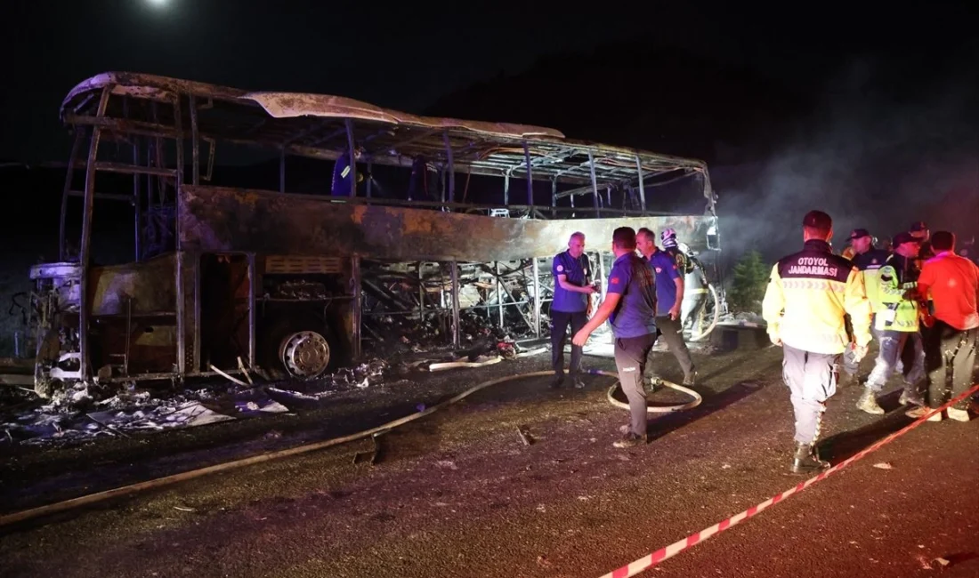 Denizli-Aydın Otoyolu’nda seyir halindeyken alev alan ve 8 kişinin hayatını