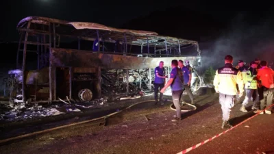 Denizli-Aydın Otoyolu’nda seyir halindeyken alev alan ve 8 kişinin hayatını