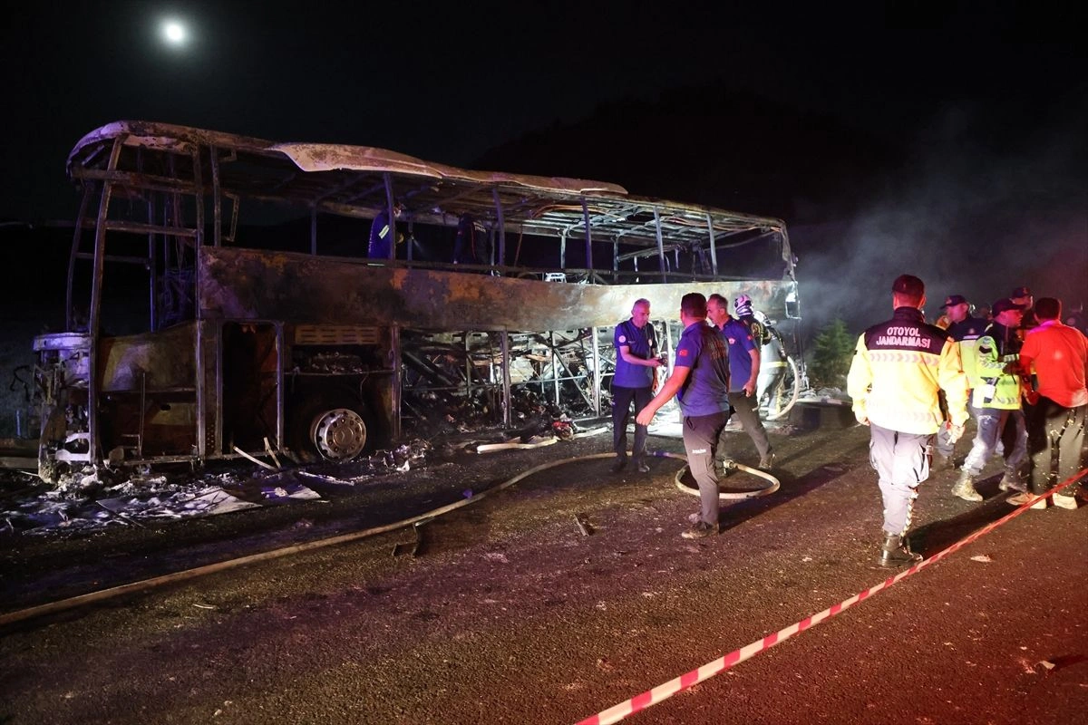 Denizli-Aydın Otoyolu’nda seyir halindeyken alev alan ve 8 kişinin hayatını