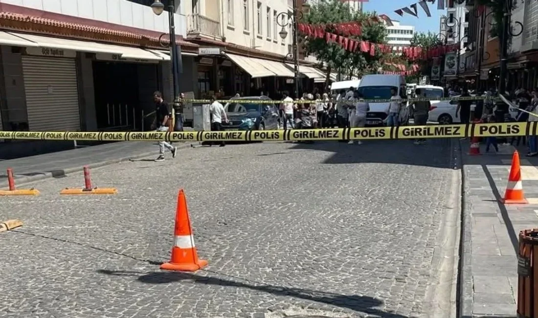 Diyarbakır'ın Sur ilçesinde bulunan Yapı Kredi banka şubesi kimliği belirsiz
