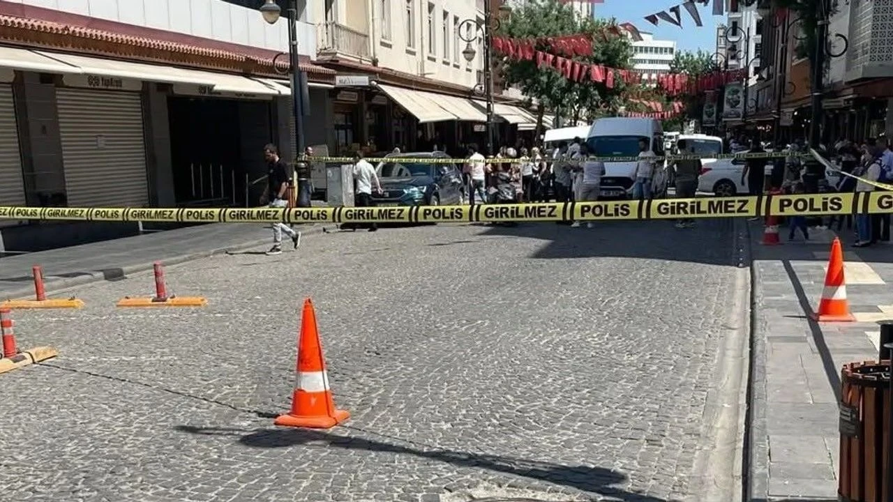 Diyarbakır'ın Sur ilçesinde bulunan Yapı Kredi banka şubesi kimliği belirsiz