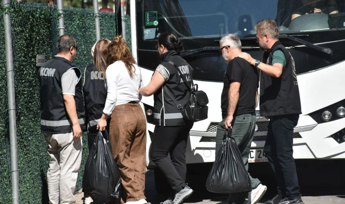 İzmir merkezli 6 ilde yürütülen yolsuzluk soruşturmasında, aralarında eski başhekim