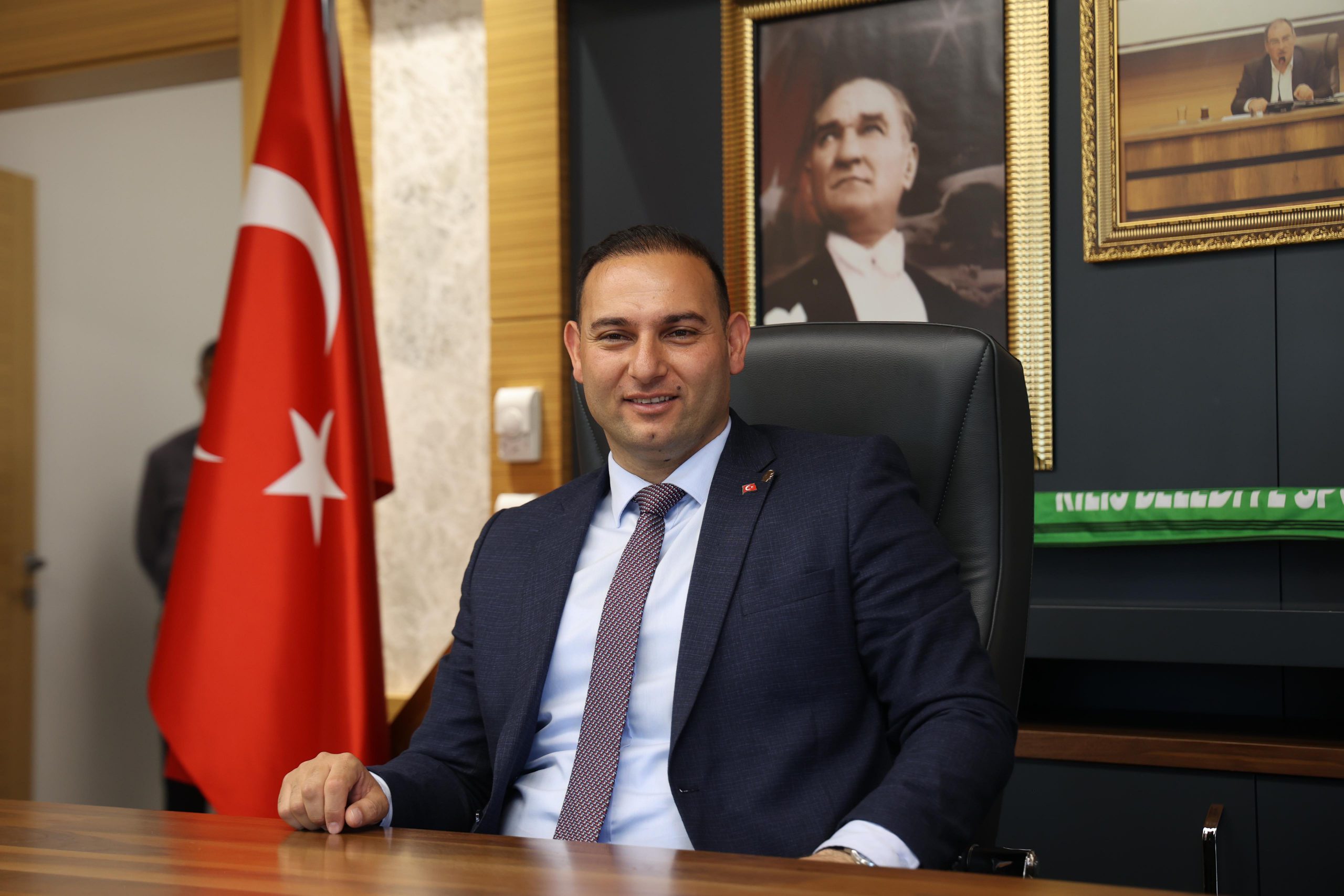 Kilis Belediye Başkanı Hakan Bilecen, Cumhuriyet Halk Partisi’nden (CHP) resmi