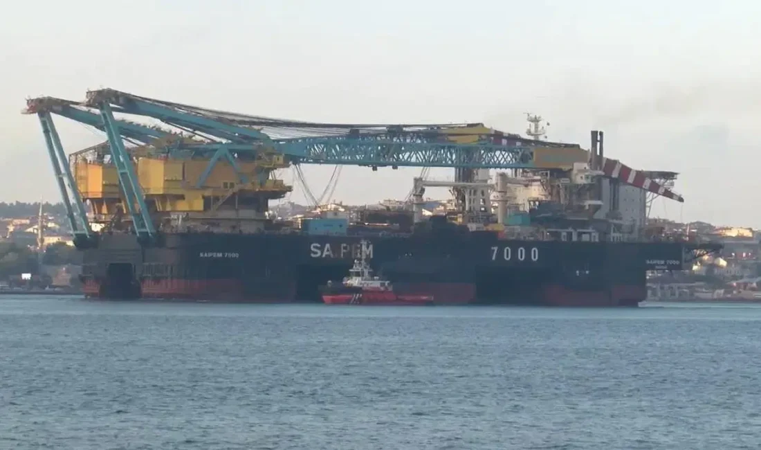 Doğal gaz boru hattı döşeme çalışmalarında kullanılan Bahamalar bayraklı "SAIPEM