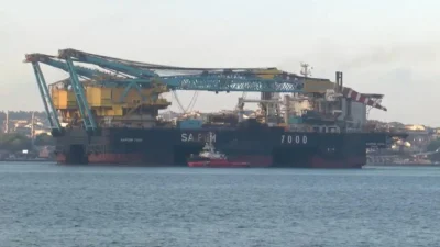Doğal gaz boru hattı döşeme çalışmalarında kullanılan Bahamalar bayraklı "SAIPEM