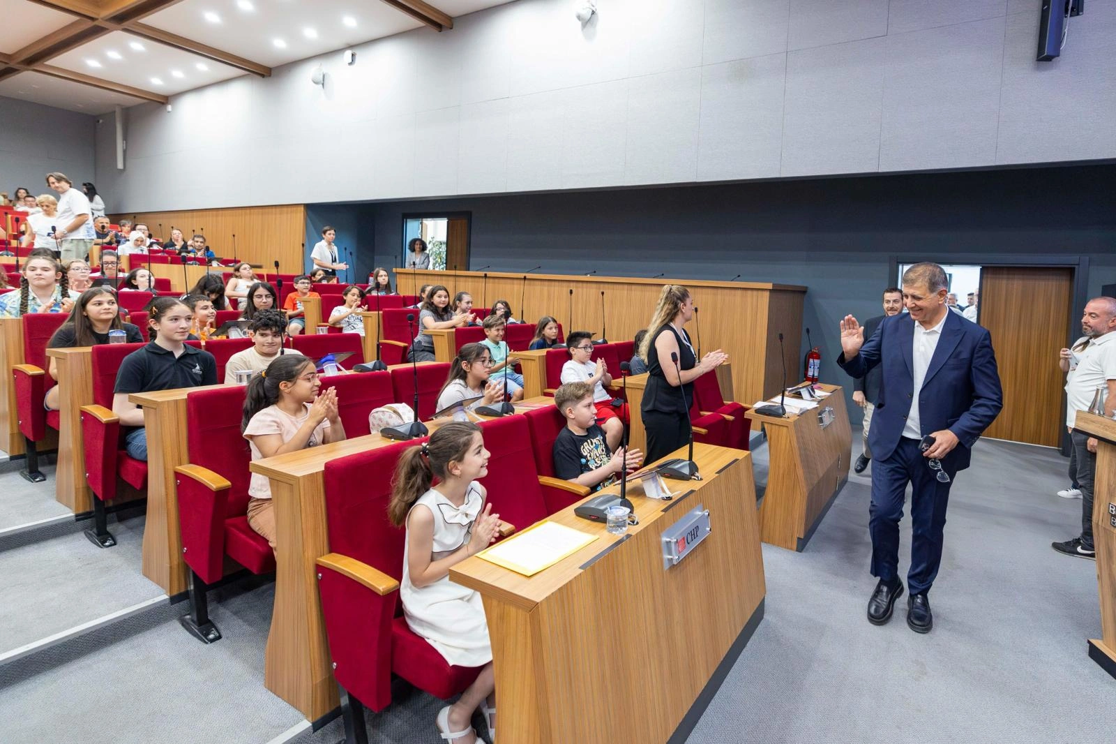 İzmir Çocuk Meclisi bir yıllık çalışma dönemini tamamladı: Çocuklar İzmir’in yönetiminde söz sahibi 3 İzmir Çocuk Meclisi bir yıllık çalışma dönemini tamamladı: Çocuklar İzmir’in yönetiminde söz sahibi