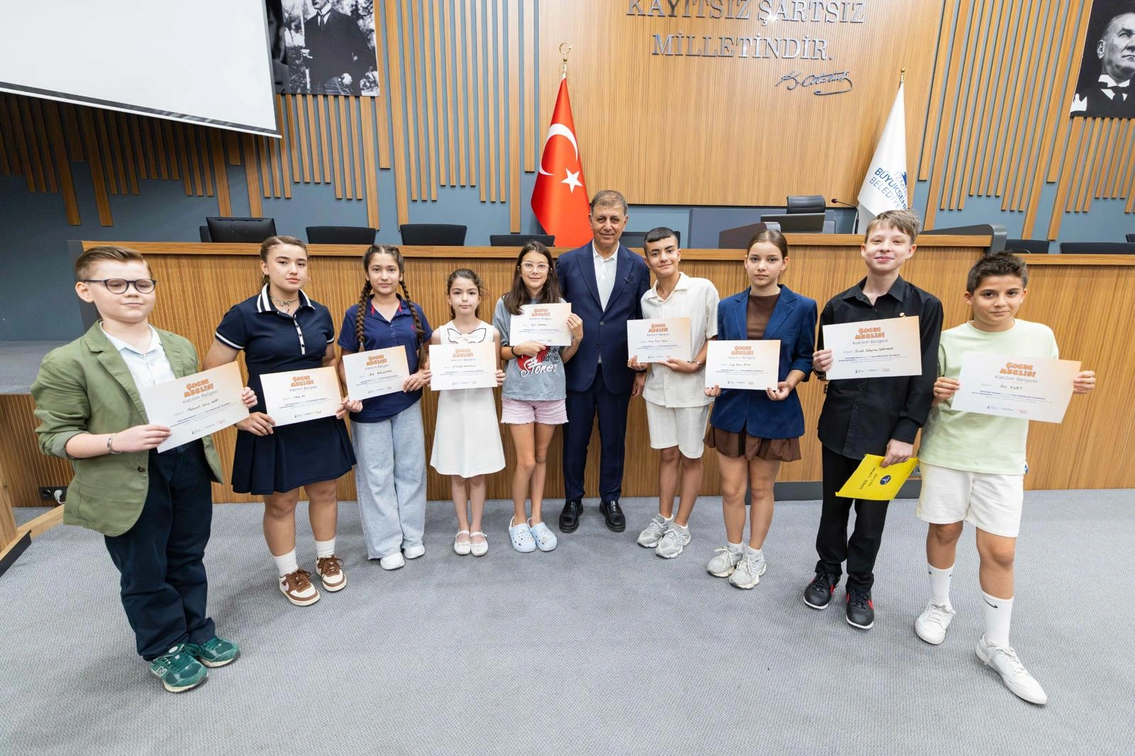 İzmir Çocuk Meclisi bir yıllık çalışma dönemini tamamladı: Çocuklar İzmir’in yönetiminde söz sahibi 4 İzmir Çocuk Meclisi bir yıllık çalışma dönemini tamamladı: Çocuklar İzmir’in yönetiminde söz sahibi