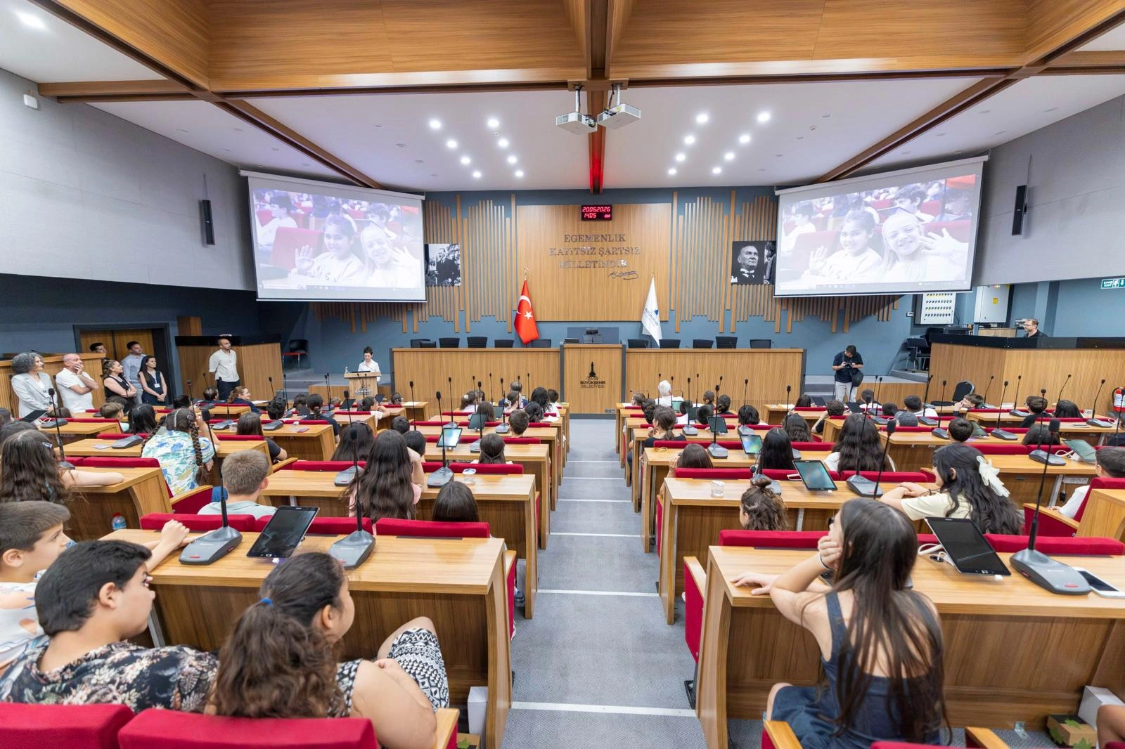 İzmir Çocuk Meclisi bir yıllık çalışma dönemini tamamladı: Çocuklar İzmir’in yönetiminde söz sahibi 5 İzmir Çocuk Meclisi bir yıllık çalışma dönemini tamamladı: Çocuklar İzmir’in yönetiminde söz sahibi