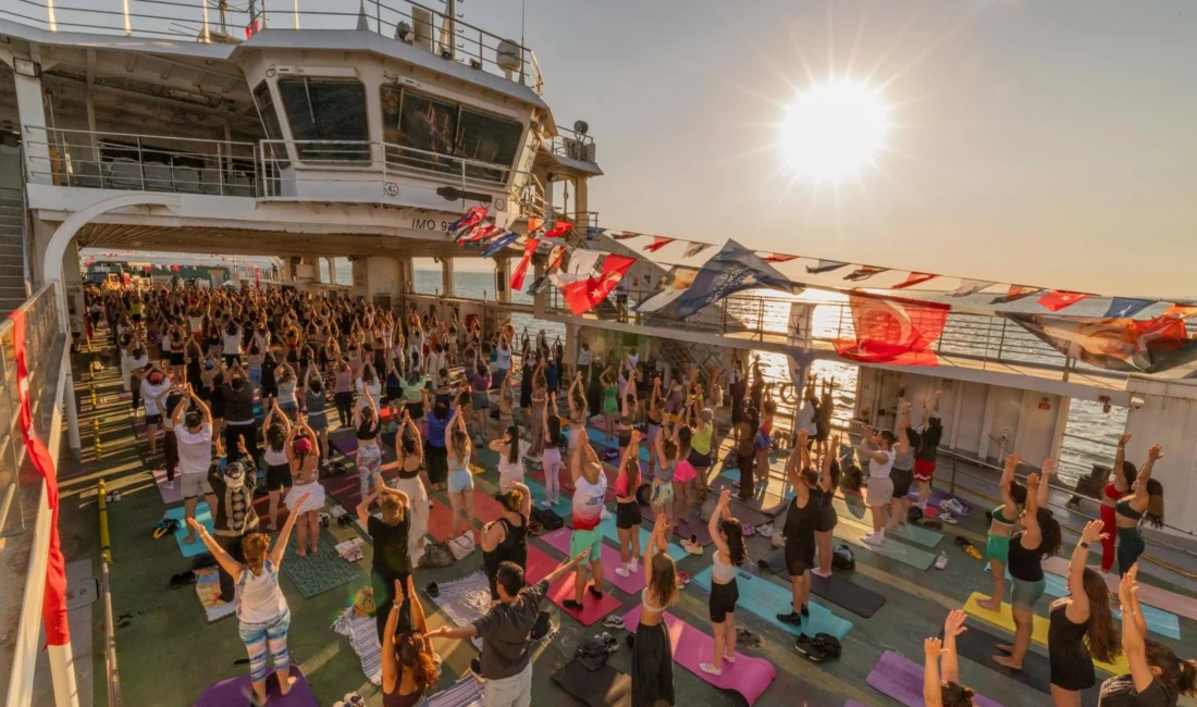 Yoga matları bu kez İzmir Körfezi’ne açılan bir vapurun güvertesine