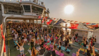 Yoga matları bu kez İzmir Körfezi’ne açılan bir vapurun güvertesine