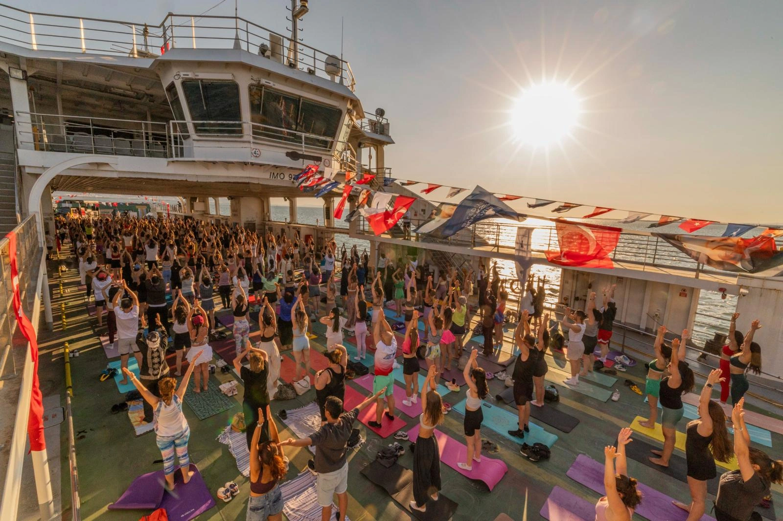 Körfez’in mavisinde 400 kişilik yoga buluşması